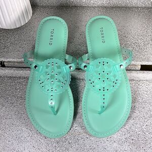 Torrid Medallion T-Strap Sandal (WW) Flip Flops Sandals Size 8 WW